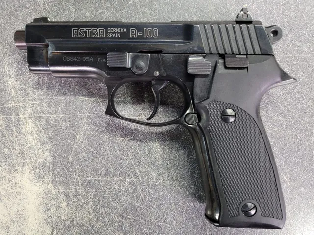 Astra A100 pistola disattivata 9 mm con un caricatore