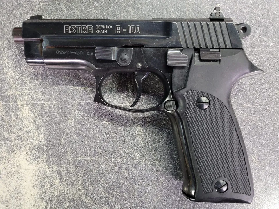 Astra A100 pistola disattivata 9 mm con un caricatore